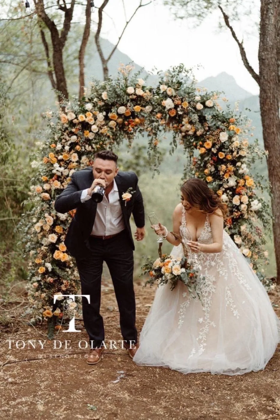 Arco floral para recepción de boda