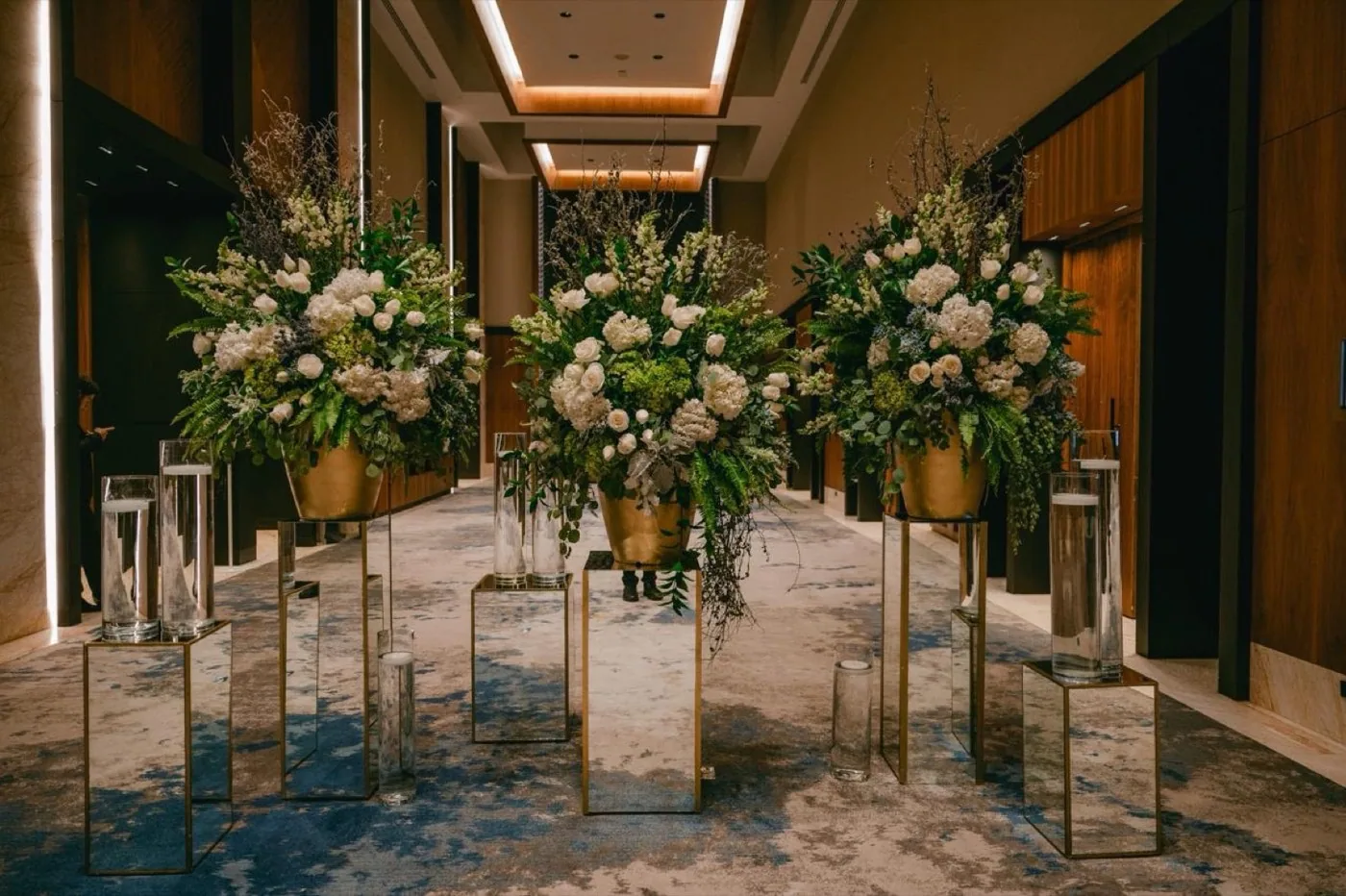 Arco floral para recepción de boda