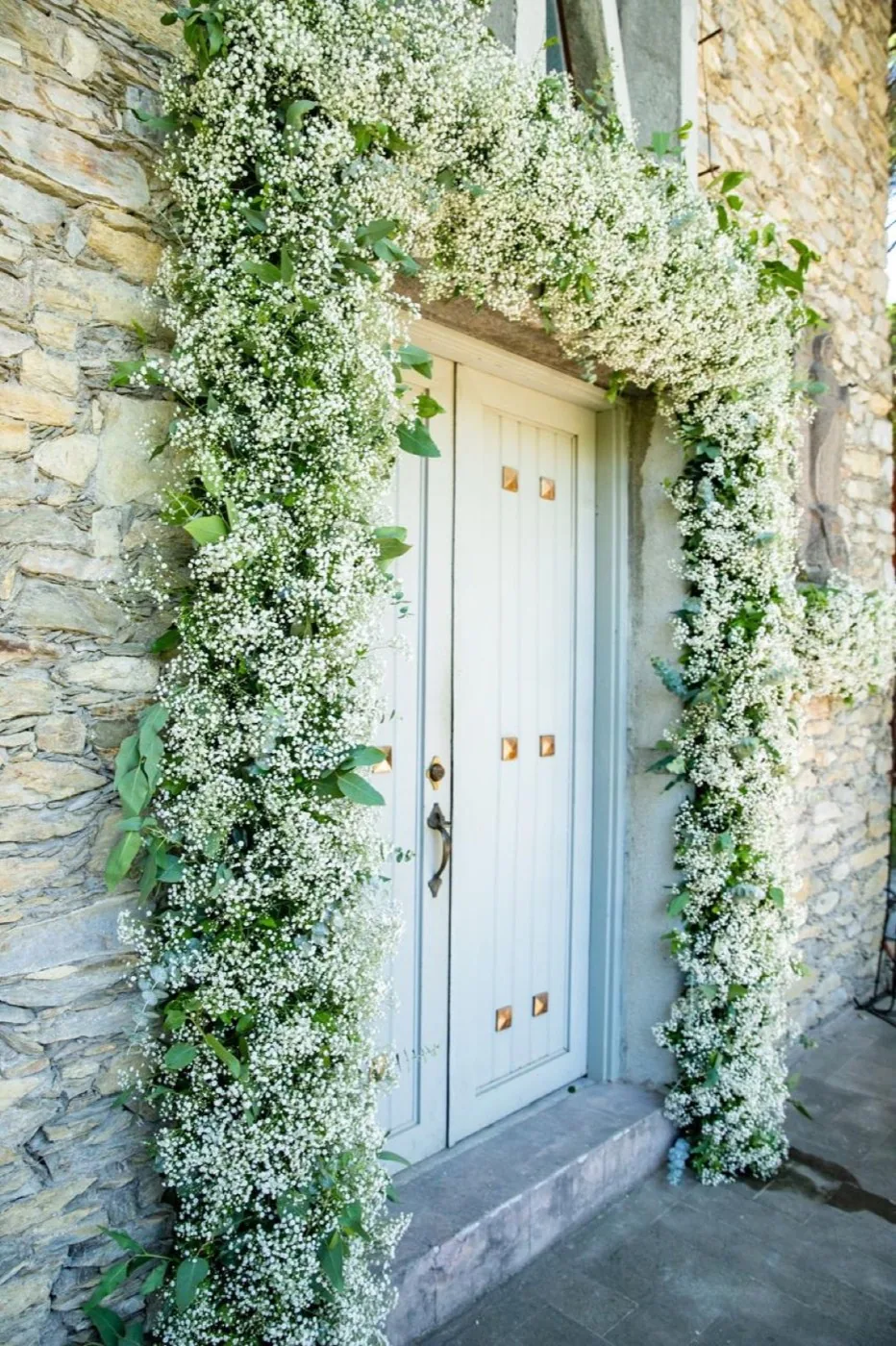 Arco floral para recepción de boda