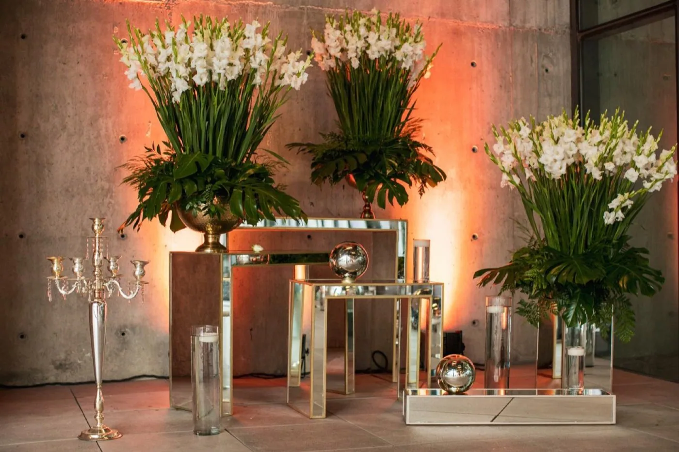 Arco floral para recepción de boda