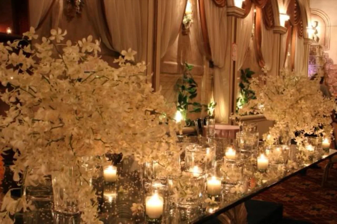 Arco floral para recepción de boda