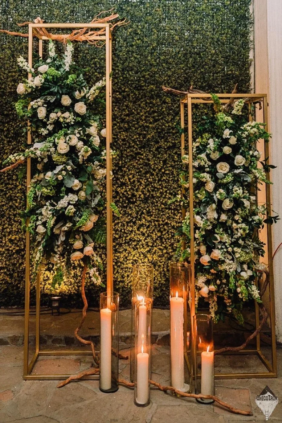 Arco floral para recepción de boda