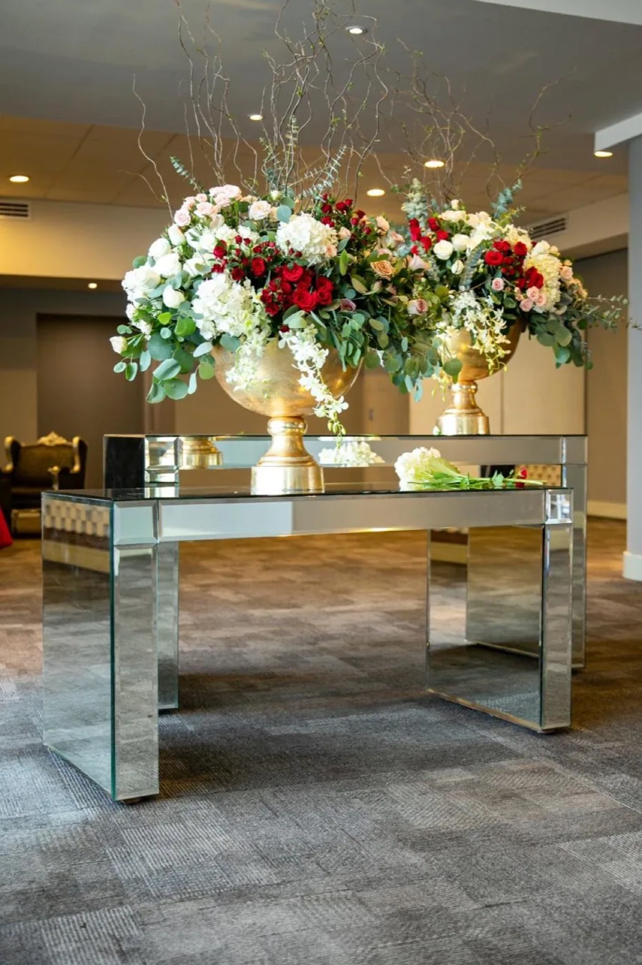 Arco floral para recepción de boda