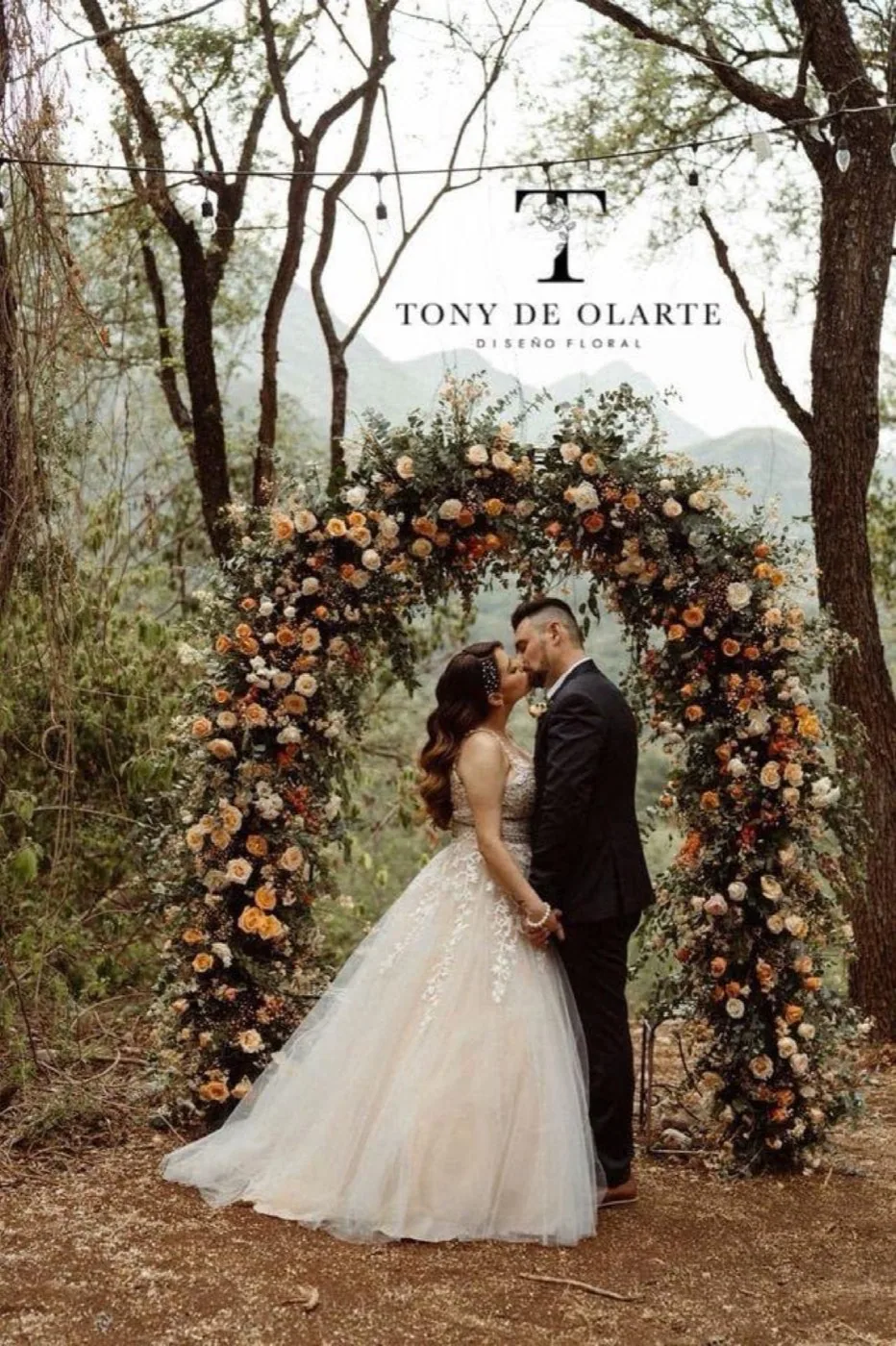 Arco floral para recepción de boda