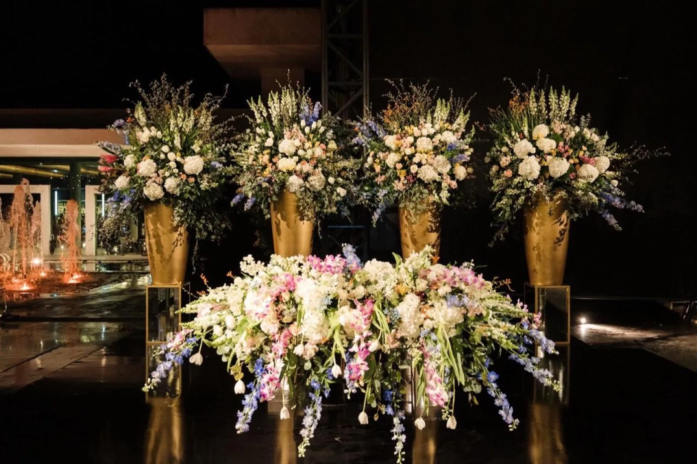 Arco floral para recepción de boda