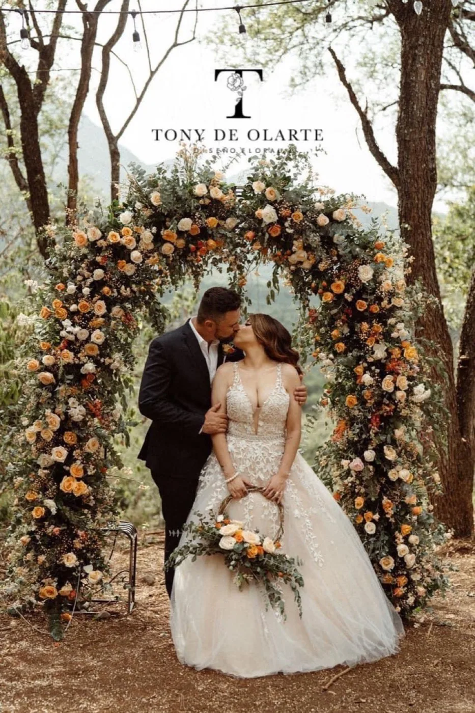Arco floral para recepción de boda