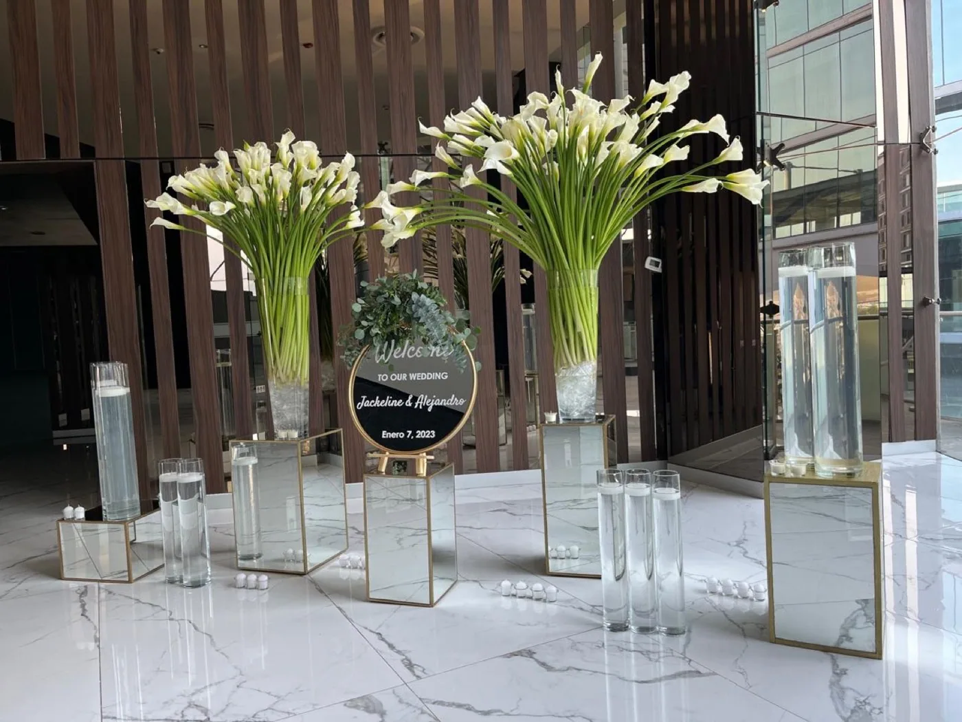 Arco floral para recepción de boda