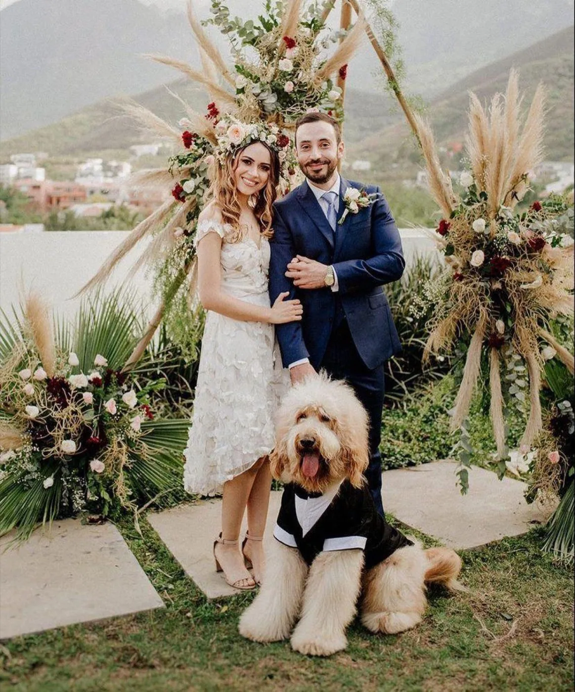 Arco floral para recepción de boda