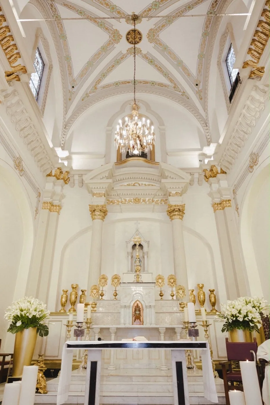 Decoración floral de altar en iglesia