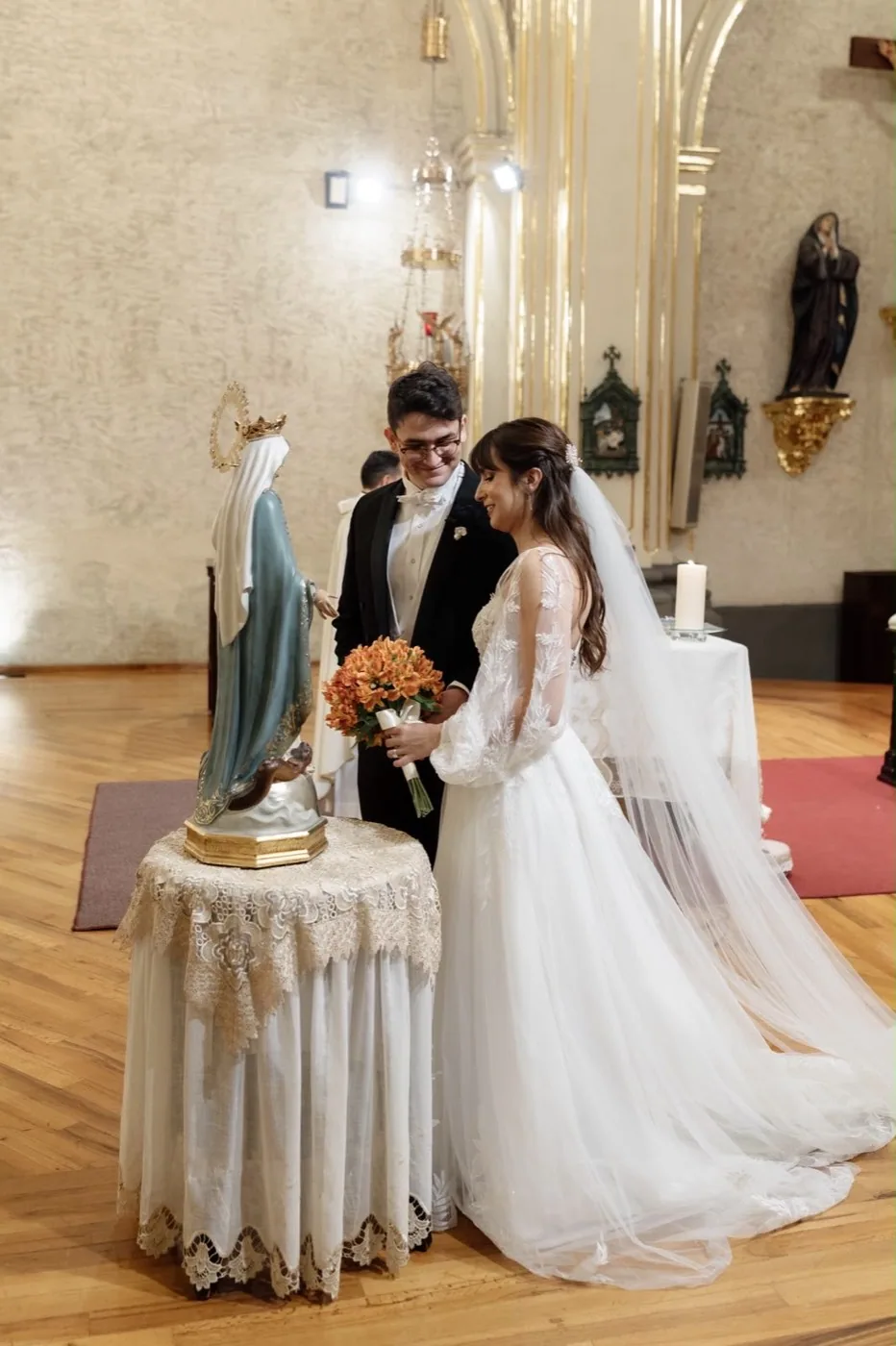 Decoración floral de altar en iglesia