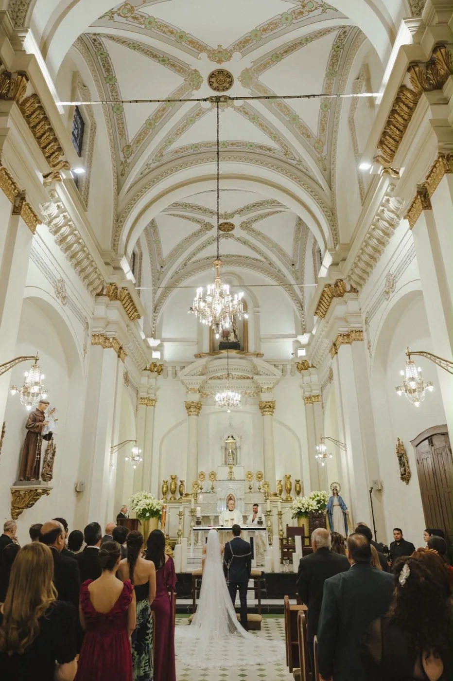 Decoración floral de altar en iglesia