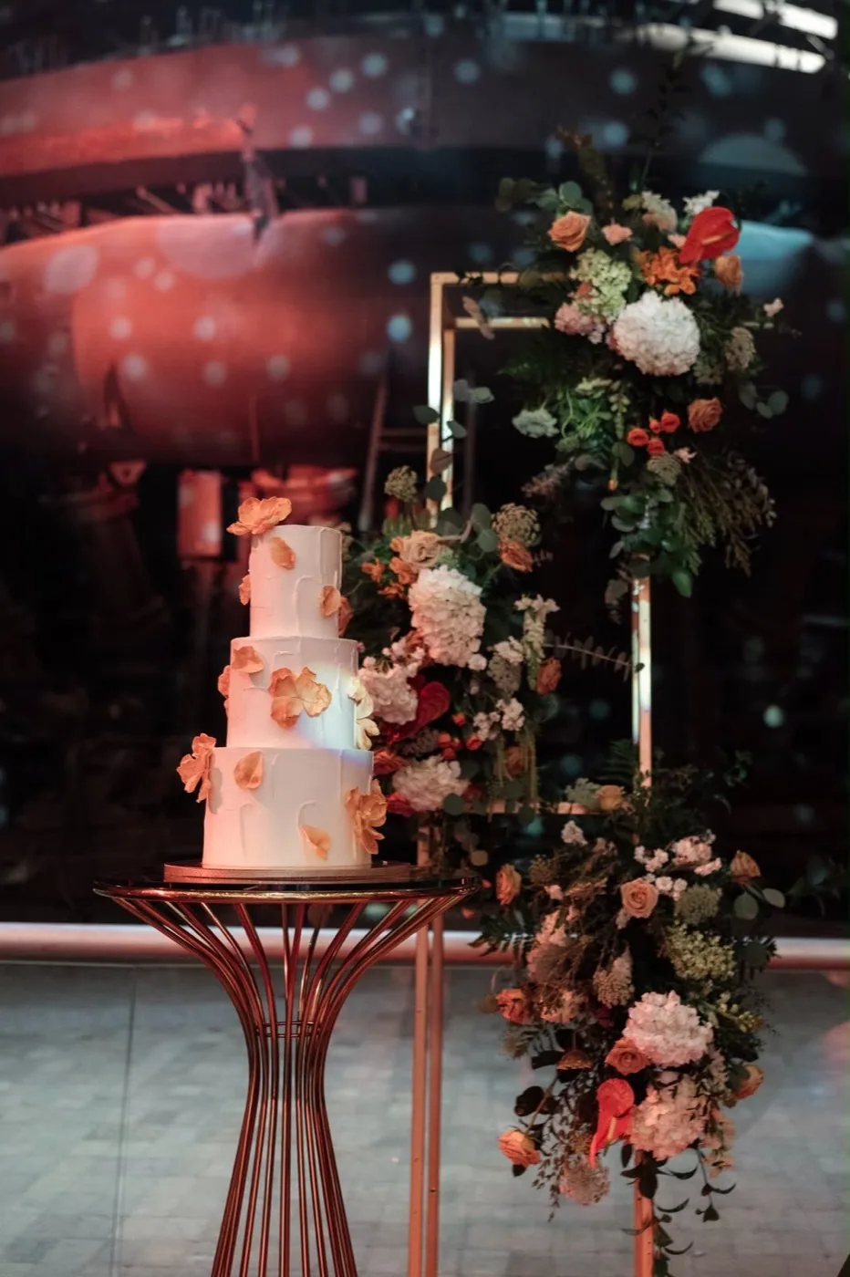 Montaje floral de mesa de novios