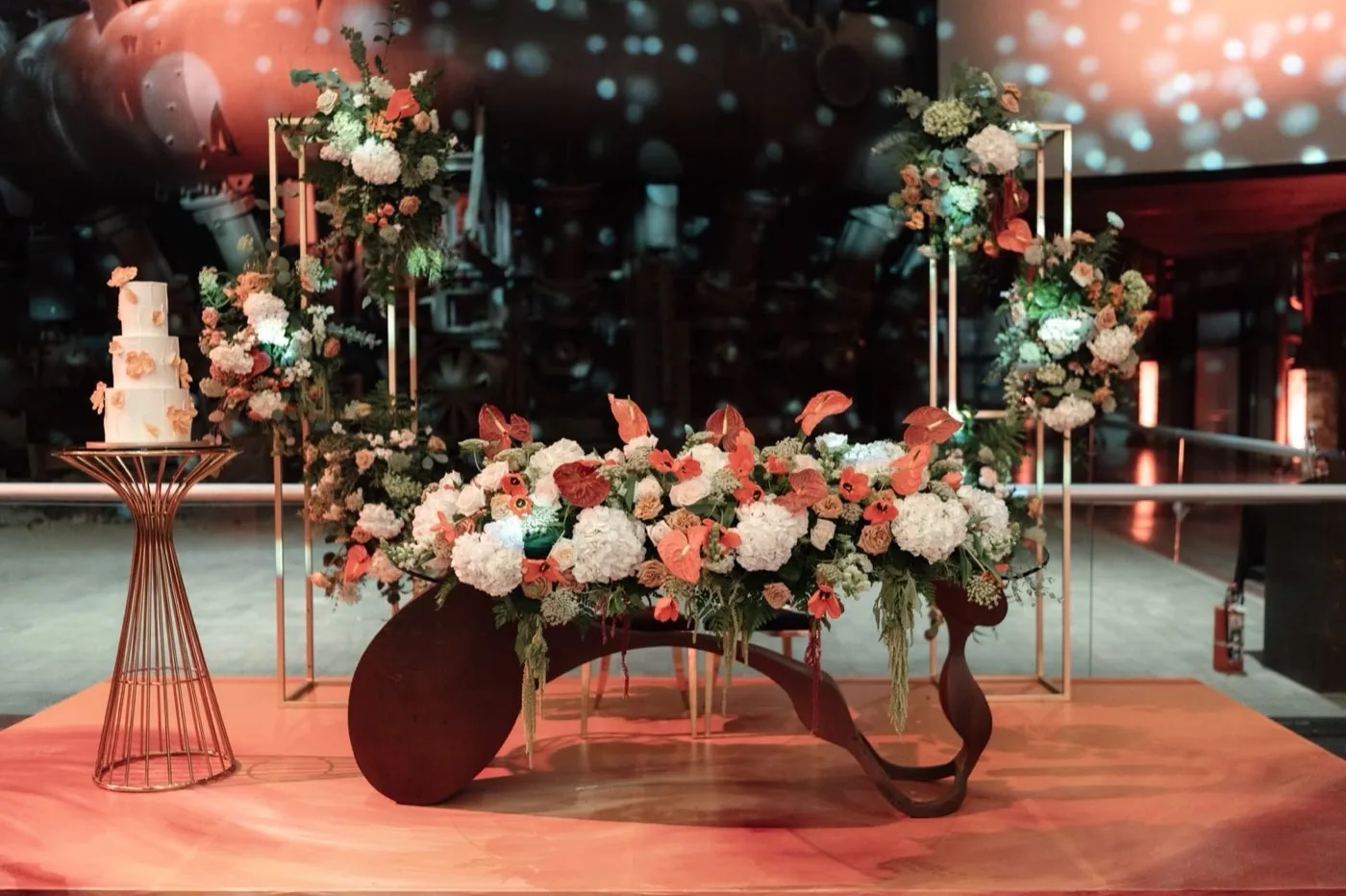 Montaje floral de mesa de novios