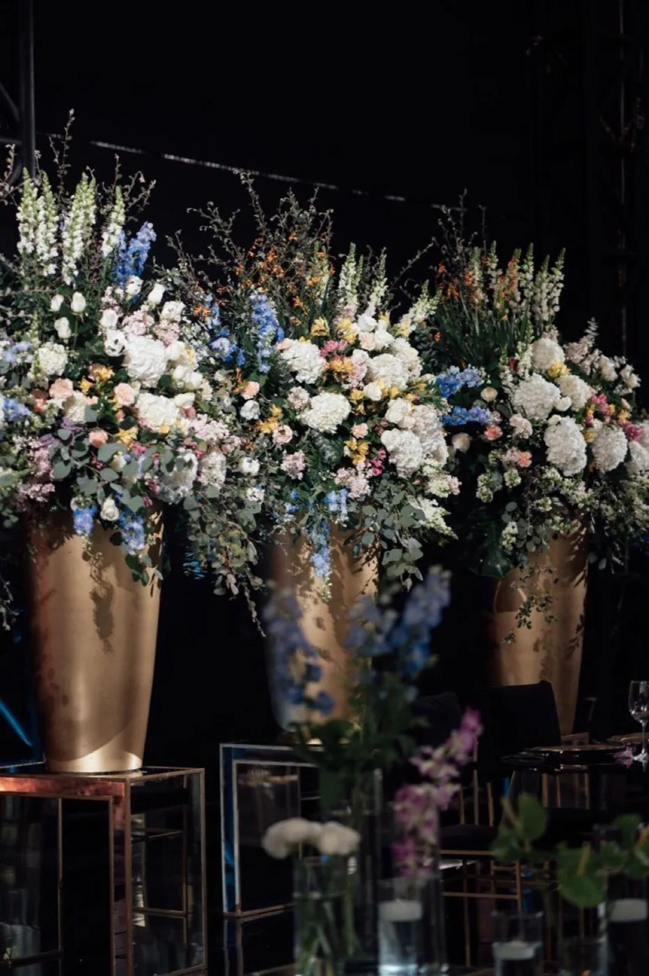 Montaje floral de mesa de novios