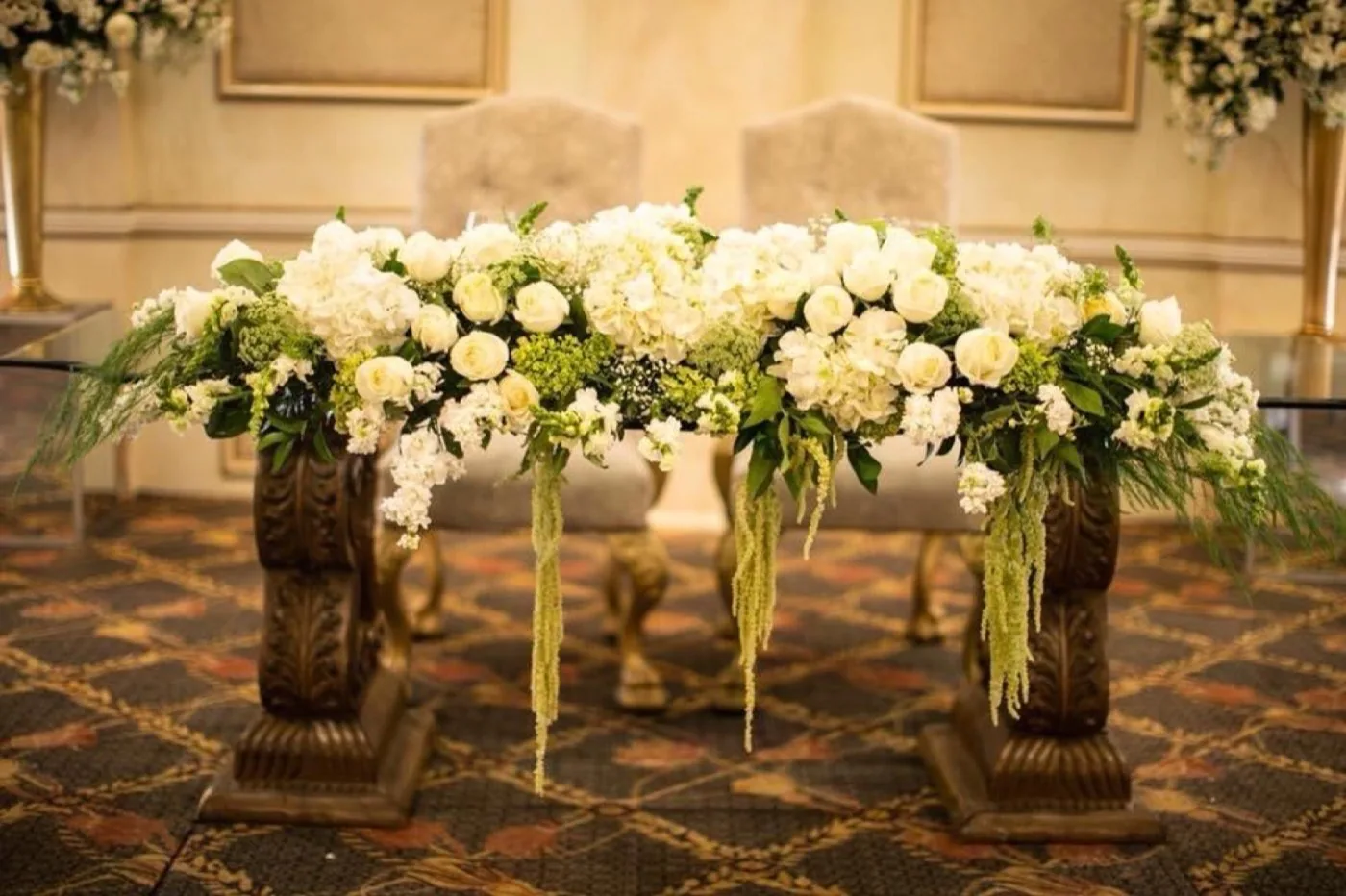 Montaje floral de mesa de novios