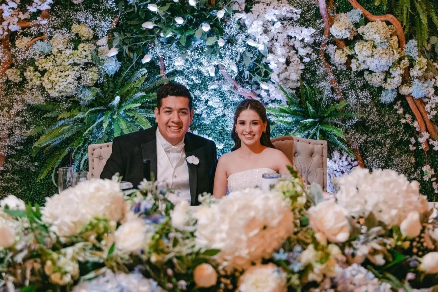 Montaje floral de mesa de novios
