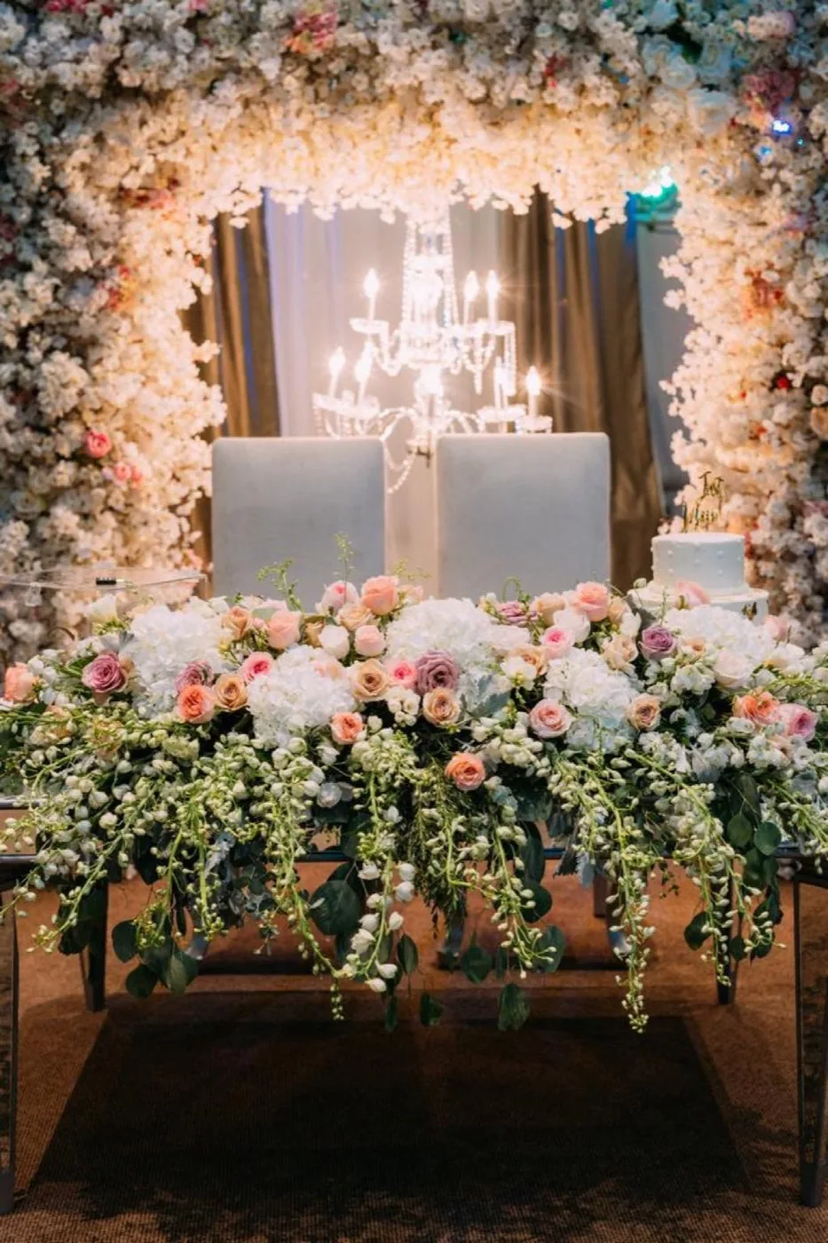 Montaje floral de mesa de novios