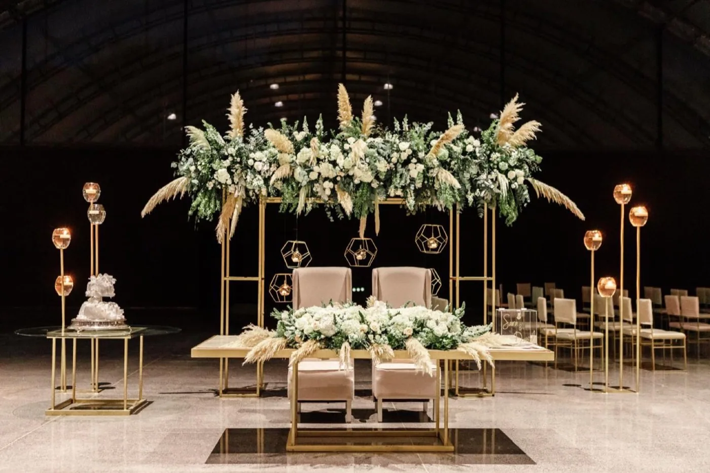 Montaje floral de mesa de novios