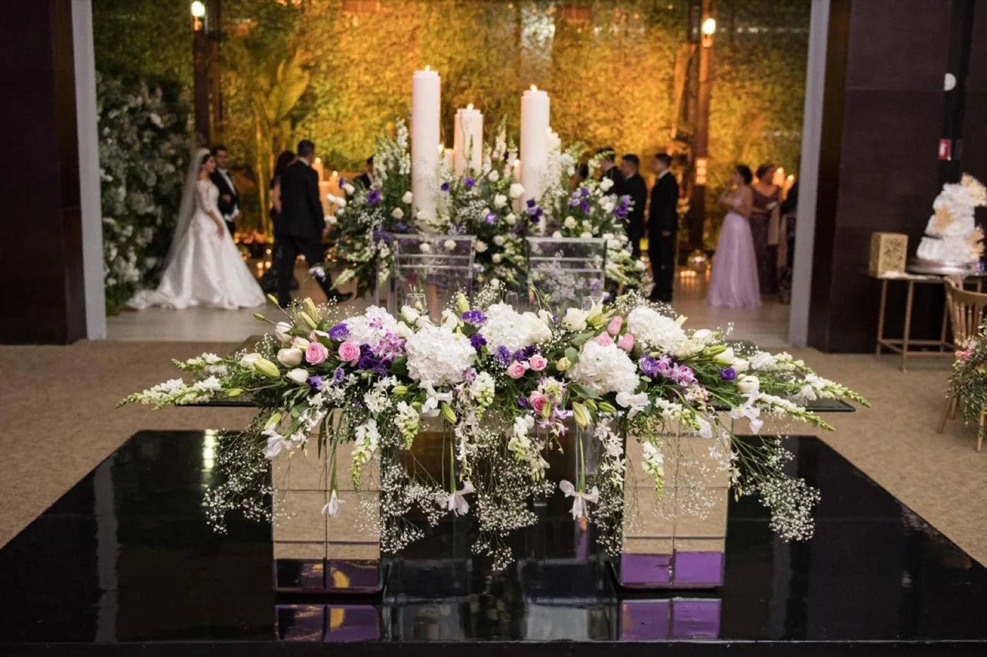 Montaje floral de mesa de novios