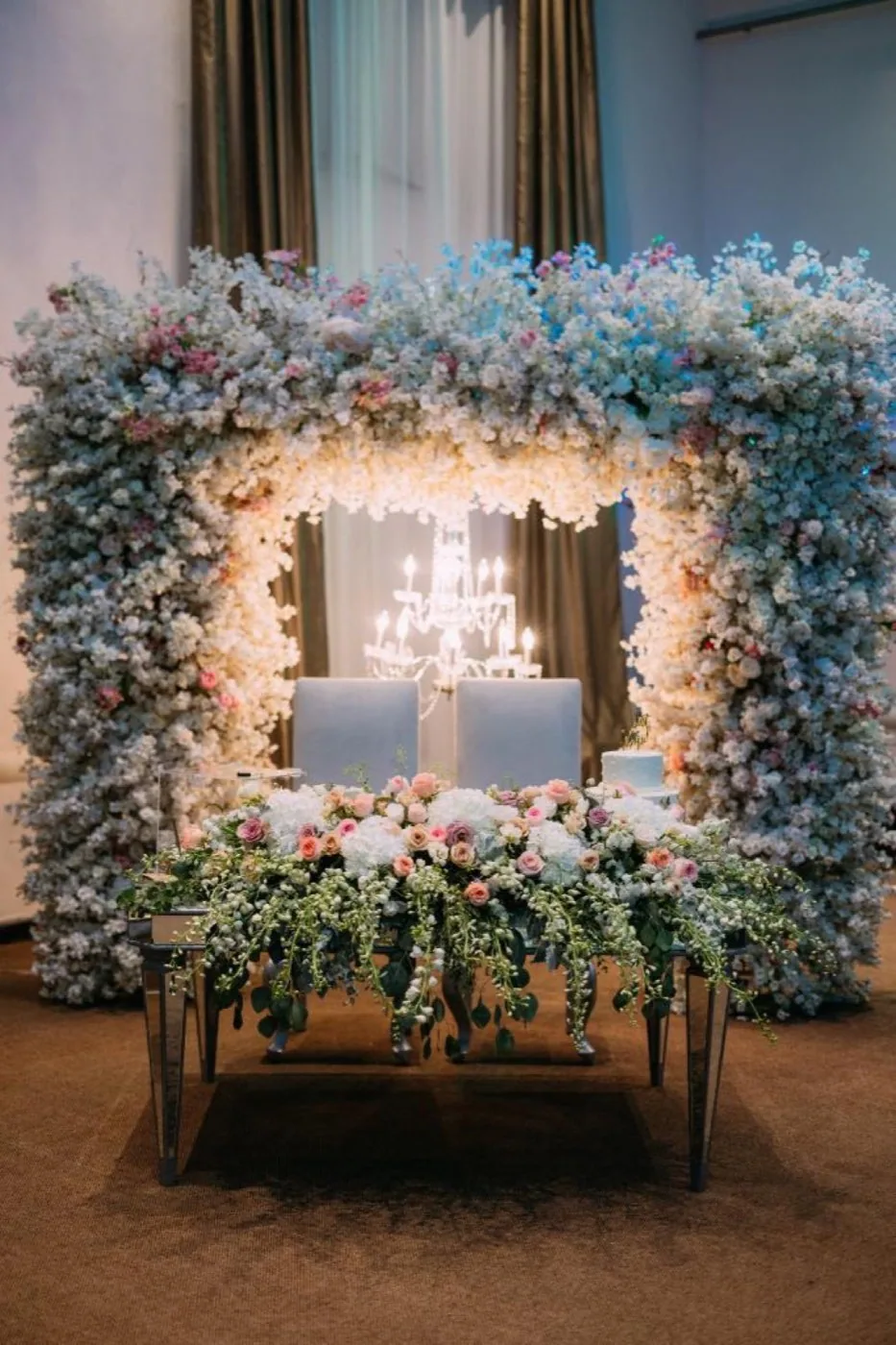 Montaje floral de mesa de novios