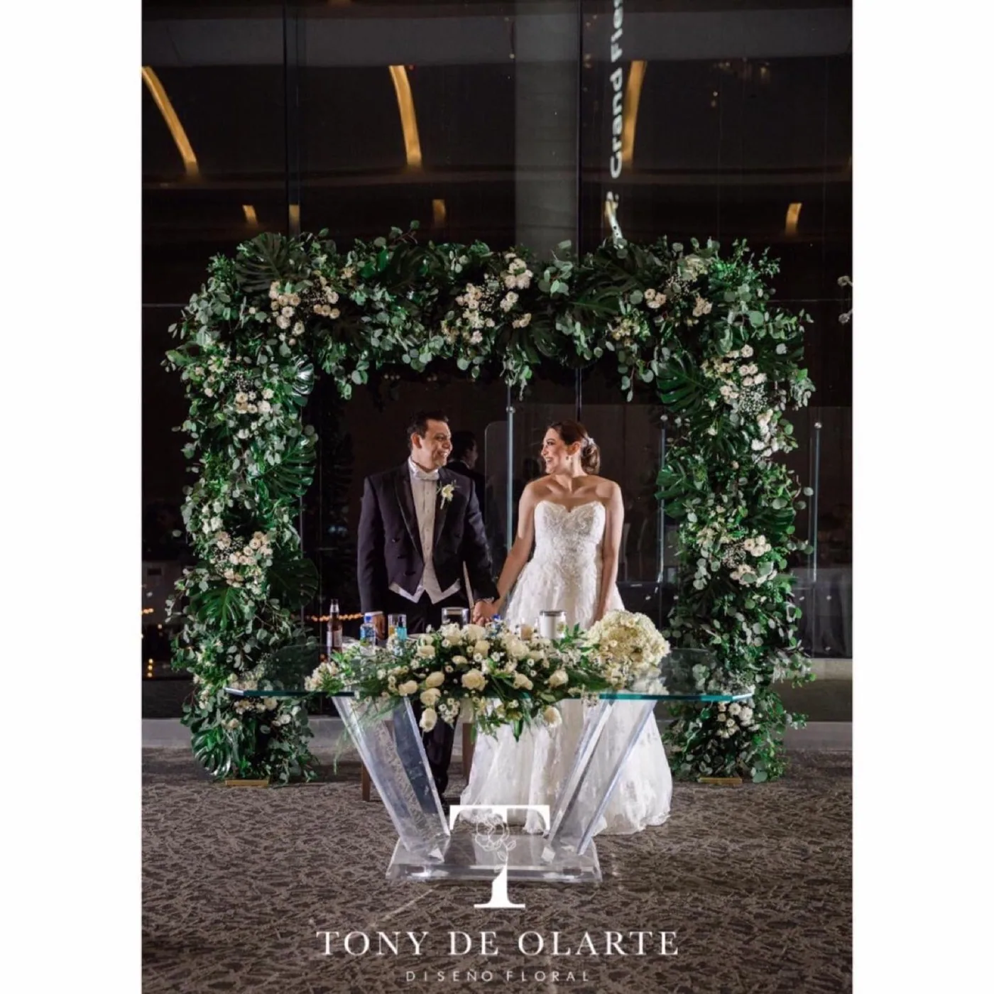 Montaje floral de mesa de novios