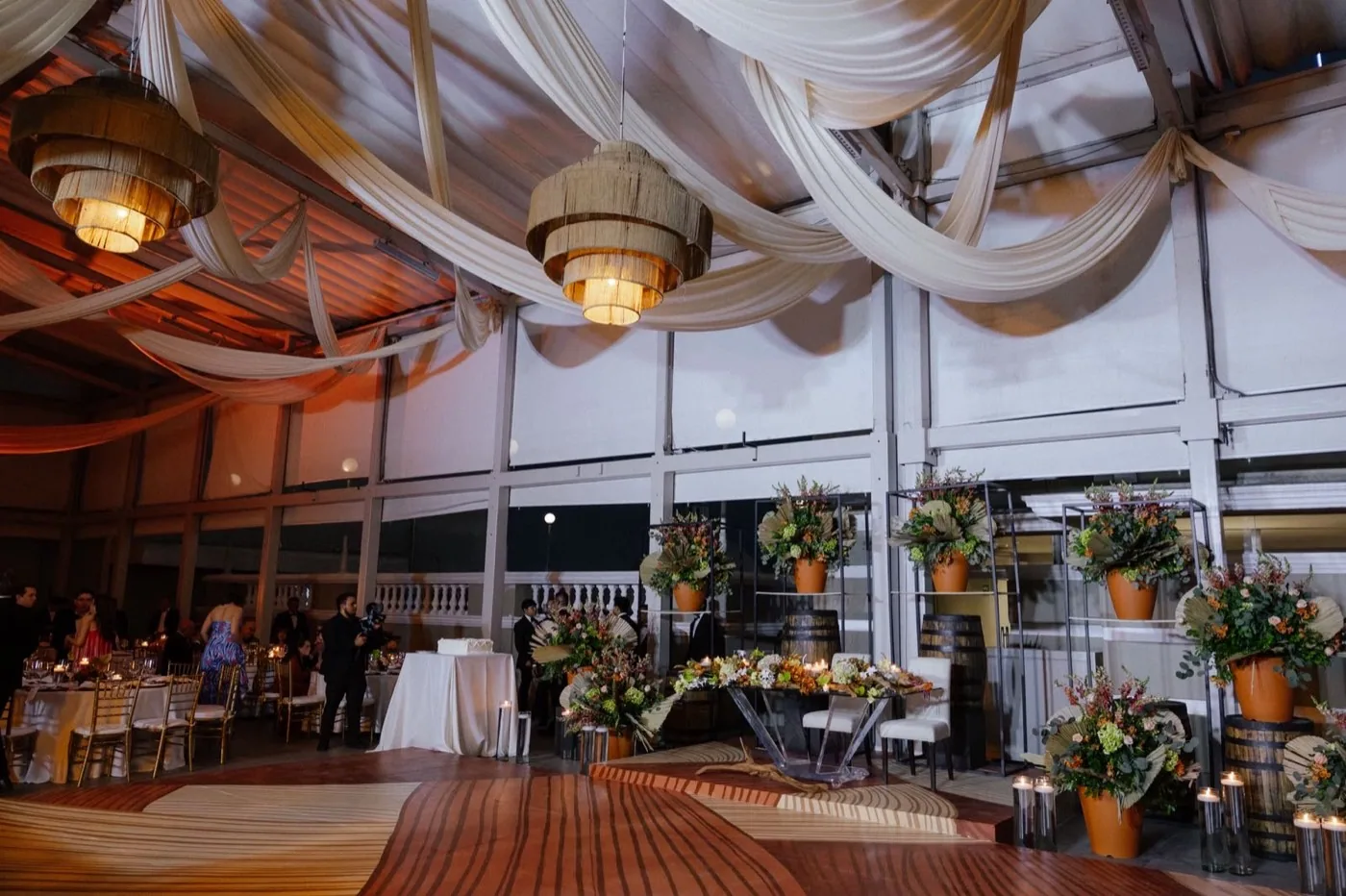 Montaje floral de mesa de novios