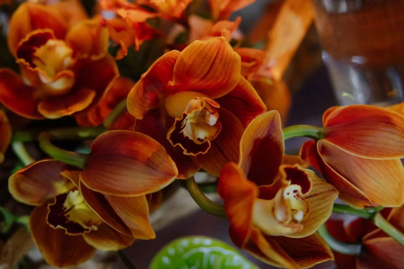 Montaje floral de mesa de novios