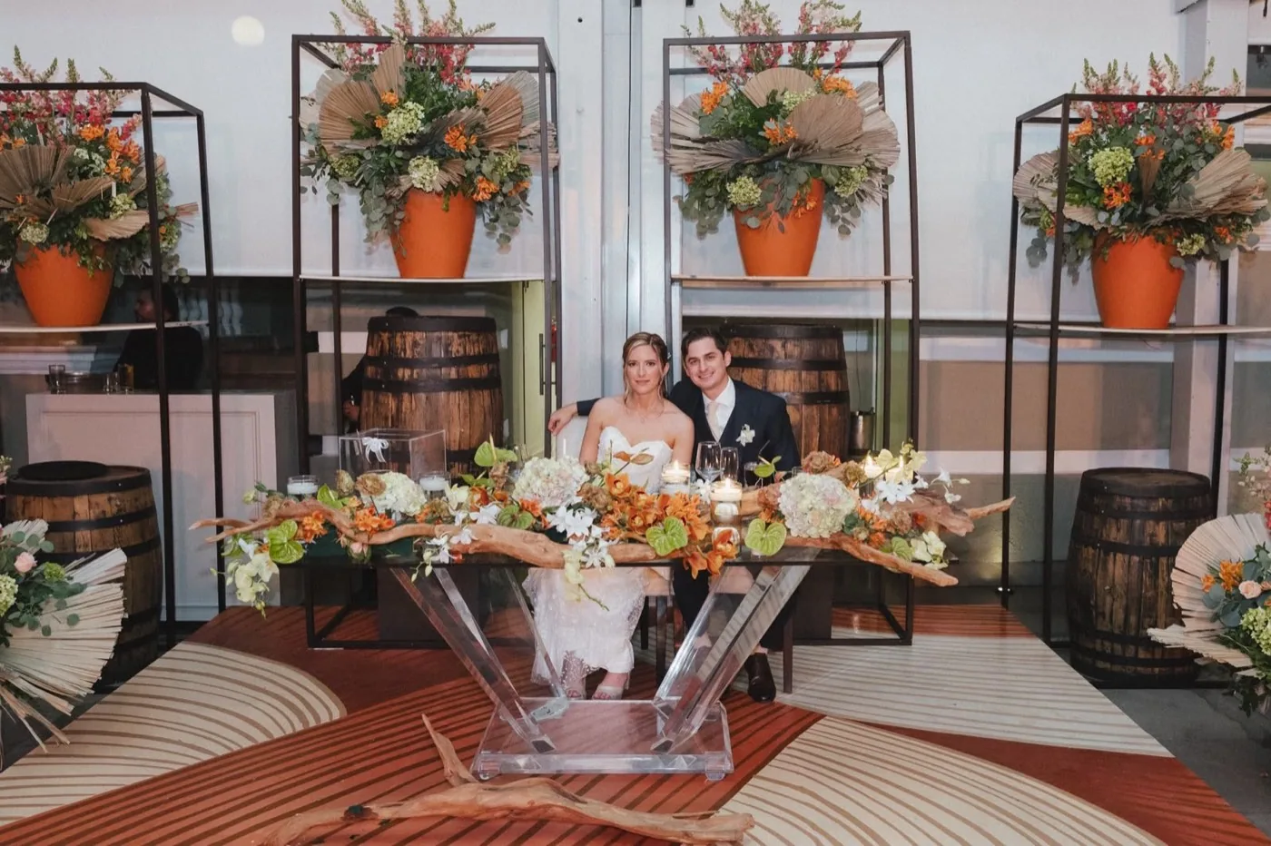 Montaje floral de mesa de novios