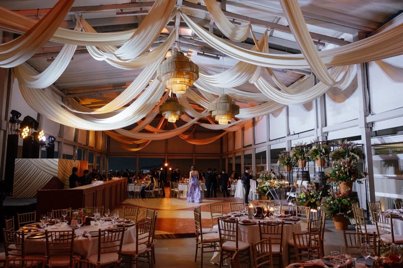 Montaje floral de mesa de novios