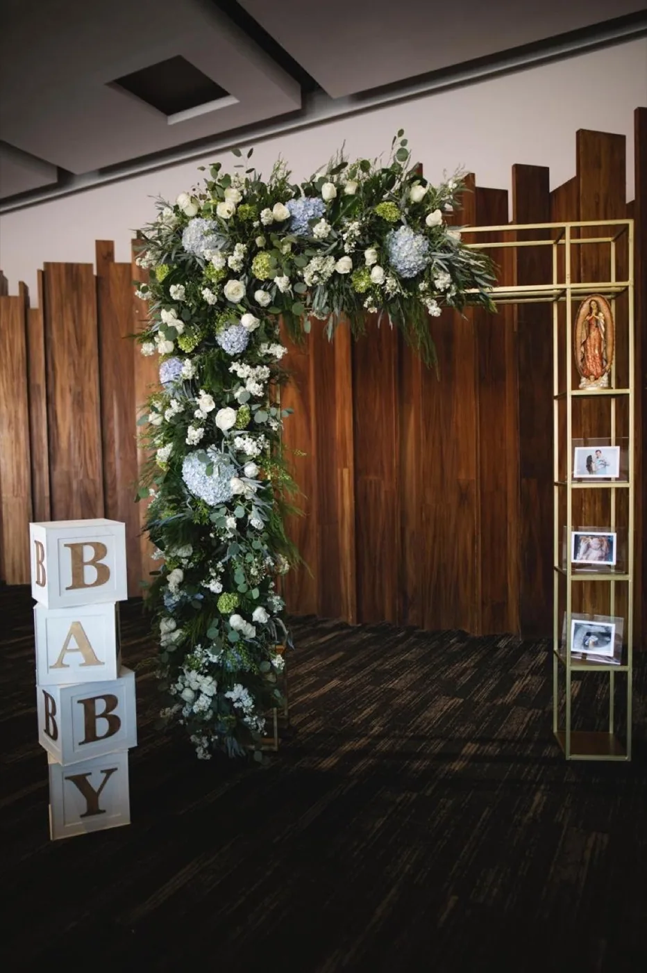 Decoración floral para baby shower