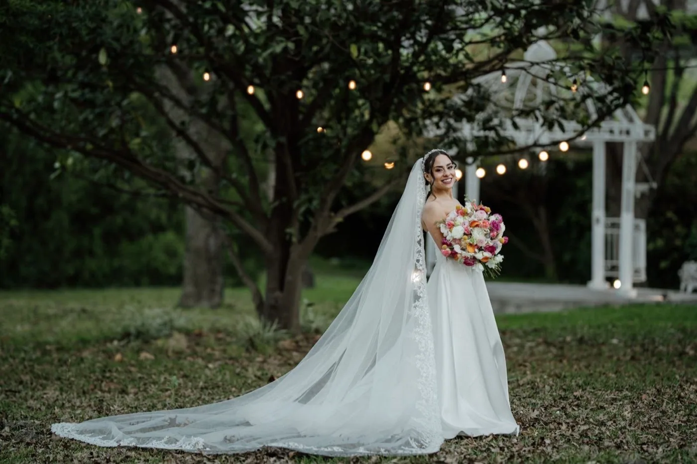Ramo de novia con diseño floral artesanal