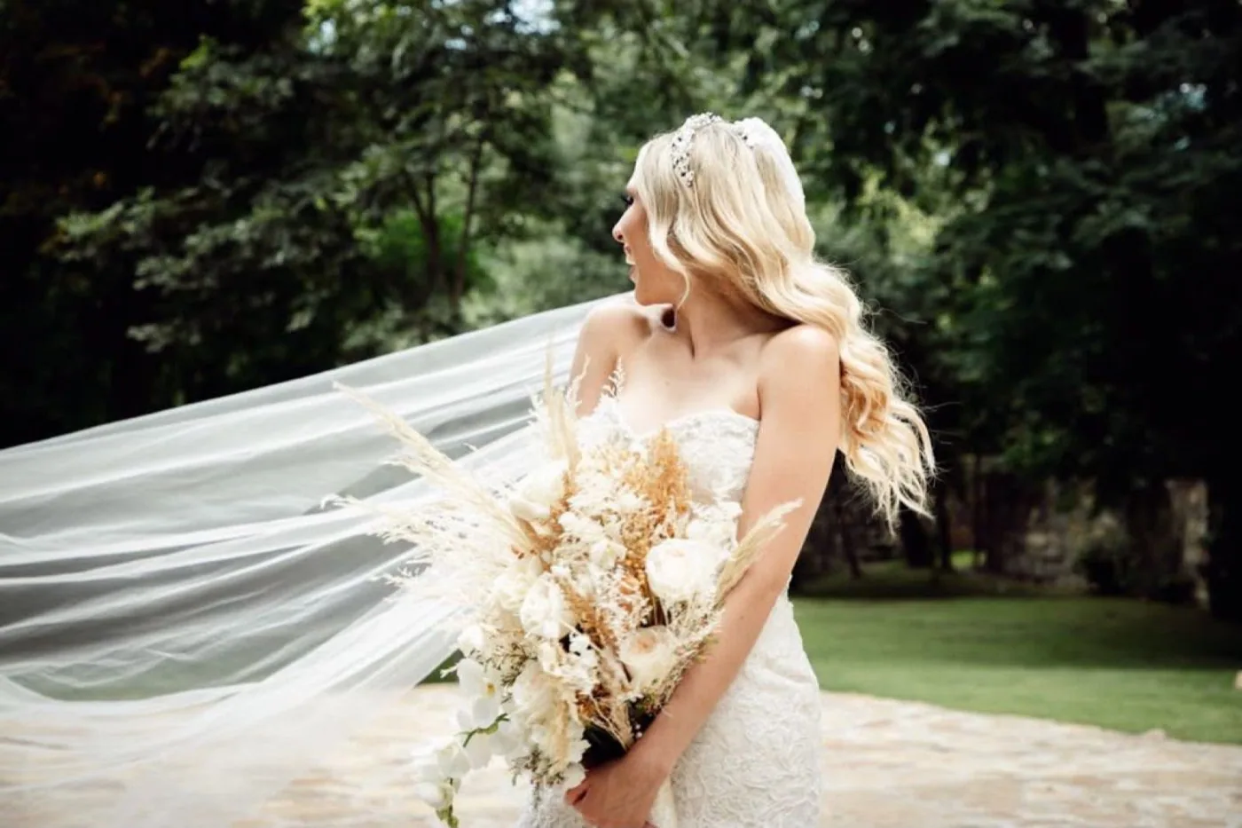 Ramo de novia con diseño floral artesanal