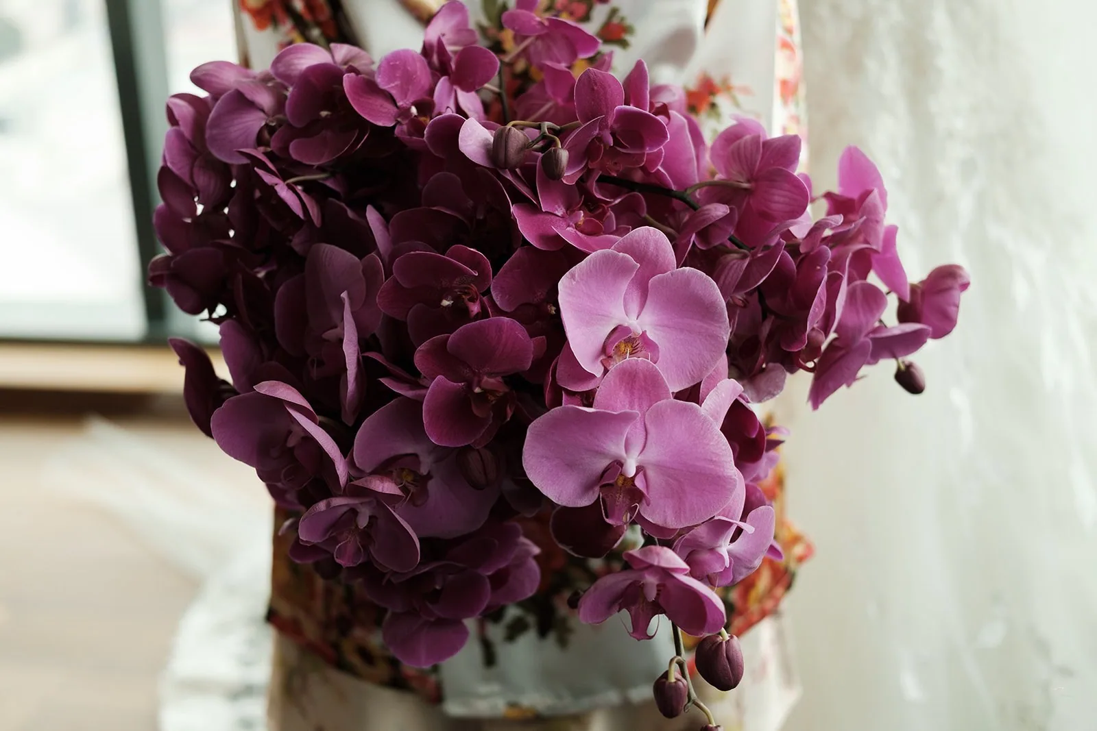 Ramo de orquídeas moradas