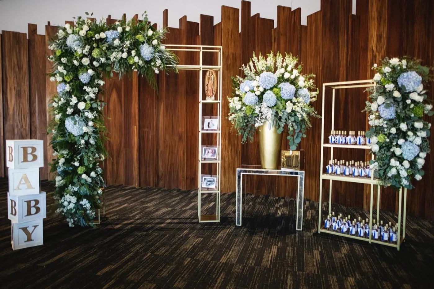 Montaje floral con hortensias azules para baby shower