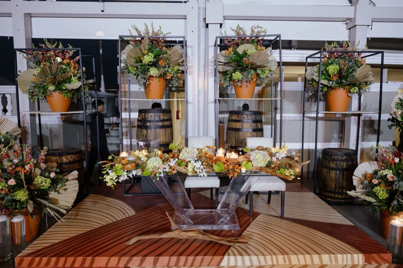 Mesa de novios con estructuras y arreglos florales